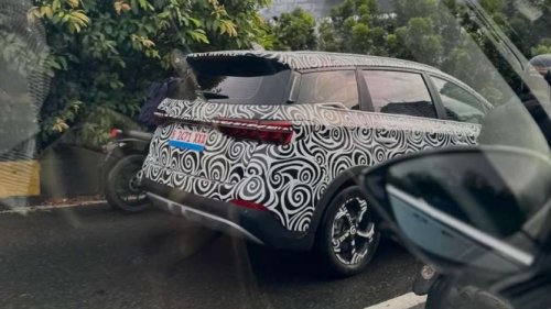 Mobil Diduga BYD M6 Hybrid Mulai Wara-wiri di Jakarta