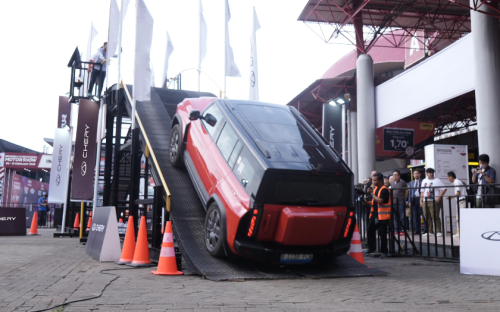Chery J6T &lsquo;Disiksa&rsquo; Ribuan Pengunjung IIMS 2026, Melibas Tanjakan Curam Tanpa Ampun