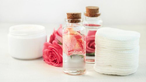 1. Dapat menenangkan iritasi kulit, 2. Dapat mengurangi perubahan warna kulit, 3. Meringankan bekas luka, 4. Menyeimbangkan pH, 5. Antioksidan, 1. Toner kulit, 2. Penghapus riasan, 3. Masker wajah, 4. Perawatan anti jerawat, 5. Face mist atau setting spray, Top 5+ Cara Menggunakan Air Mawar Sebelum Tidur agar Glowing dan Kulit Halus