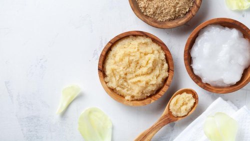 1. Kopi dan minyak zaitun, 2. Madu dan gula, 3. Gula dan air jeruk lemon, 4. Bubuk kakao dan minyak almond, 5. Minyak kelapa dan garam merah muda, 6. Scrub bibir oatmeal, 7. Scrub kulit jeruk, gula, dan minyak almond, 8. Timun dan gula merah, 9. Kayu manis dan minyak zaitun, 10. Kelopak mawar dan susu, Top 10+ Cara Membuat Scrub Bibir Alami yang Bagus, Bikin Cerah dan Sehat