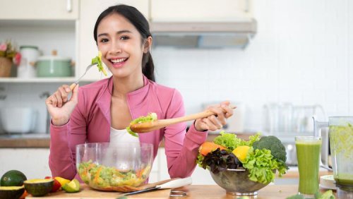 1. Makan dari piring yang ukurannya lebih kecil, 2. Makan sayuran terlebih dahulu, 3. Tidak makan terburu-buru atau cepat, 4. Jauhi makanan 'diet' yang tak sehat, 5. Lebih sering memasak di rumah, 6. Pilih makanan bergizi saat memesan makanan di luar rumah, 7. Biasakan makan buah segar yang utuh, 8. Pilih minyak yang menyehatkan jantung, 9. Meningkatkan asupan protein, 10. Minum air secukupnya, Top 10+ Kebiasaan Makan yang Bisa Membuat Badan Cepat Kurus