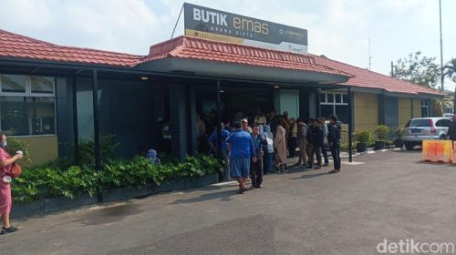 Anteran Mengular di Antam Pulogadung Saat Harga Emas Turun Kemarin