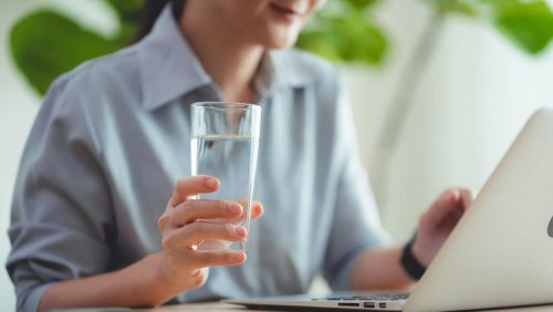 Apa itu diet air putih?, Cara melakukan diet air putih, Manfaat diet air putih, Risiko dan bahaya diet air putih, Apakah diet air putih efektif menurunkan berat badan?, Cara Melakukan Diet Air Putih untuk Turunkan Berat Badan
