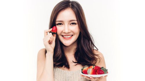1. Mengonsumsi langsung strawberry segar, 2. Smoothie strawberry, 3. Salad strawberry, 4. Oatmeal strawberry, 5. Parfait yoghurt strawberry, 6. Infused water strawberry, 7. Es krim strawberry, Top 7+ Cara Makan Strawberry agar Bisa Turunkan Berat Badan secara Drastis