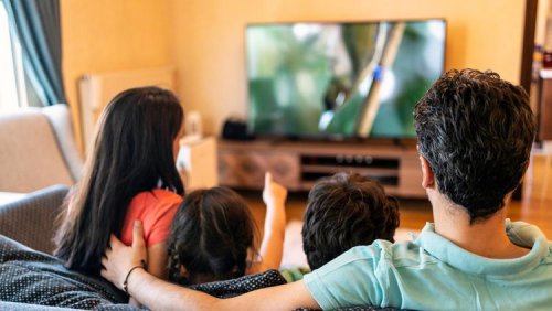 Akhir Pekan Lebih Seru Nonton dengan LED TV 50" UHD SMART, Diskon Jadi Rp3,99 Juta