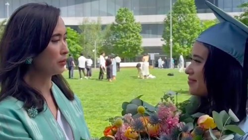 Terpopuler: Potret Menpar Widiyanti bersama Sang Putri Baru Lulus S2