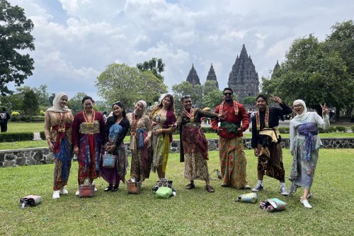 Top 7+ Tips Berkain Kekinian tanpa Kehilangan Nuansa Jawa, Gunakan Selendang Kecil