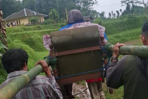 Ibu Hamil di Cianjur Ditandu Warga Lewati Jalan Rusak demi Melahirkan