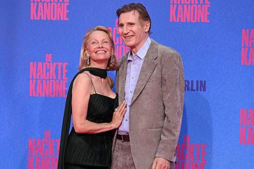 Romansa Liam Neeson dan Pamela Anderson, Jadi Bukti Jatuh Cinta Tak Terbatas Usia