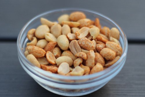 1. Gunakan minyak panas dalam jumlah banyak, 2. Jangan menunggu hingga terlalu cokelat, 3. Tiriskan kacang sampai tuntas, 4. Dinginkan sebelum disimpan, 5. Selalu gunakan minyak baru, Trik Goreng Kacang Bawang agar Garing Tidak Pahit dan Tak Mudah Melempem