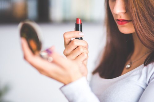 Mengenal Fenomena Lipstick Effect, Kenapa Orang Tetap Belanja saat Ekonomi Sulit?