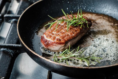 1. Memasak Lambat (Slow Cooking/Braising), 2. Mengukus (Steaming), 3. Memanggang dalam Oven (Baking and Roasting), 4. Menumis Cepat (Sous-Vide), 5. Menumis Praktis (Stir-Frying), Top 5+ Metode Memasak Daging Terbaik untuk Menjaga Nutrisinya