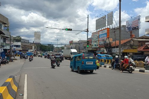 rem blong, ujung turunan, pengendara motor, lampu lalu lintas, Bahaya Lampu Lalu Lintas di Ujung Turunan