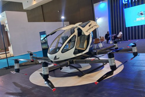 EHang 216, Taksi terbang, taksi terbang, transportasi listrik, Taksi Terbang, PEVS 2025, Lihat Lagi Spesifikasi EHang 216 yang Mejeng di PEVS 2025