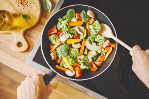 Cara Terbaik Memasak Sayuran Agar Nutrisi Tetap Maksimal, Menurut Ahli