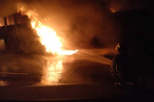 [POPULER OTOMOTIF] Bus Sinar Jaya Terbakar di Tol Cipali, Diduga Karena Arus Pendek  | Ganti Oli Mobil, Baiknya Berpatokan pada Waktu atau Jarak Tempuh?