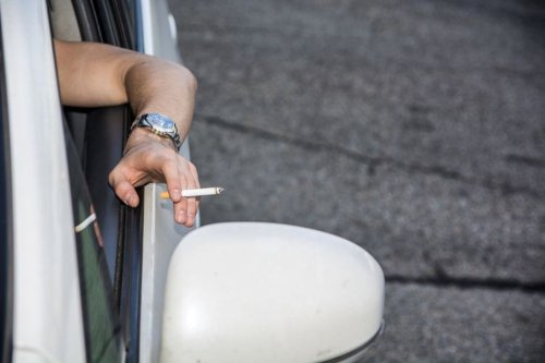 merokok sambil berkendara, sanksi, Sanksi Merokok Saat Berkendara Dinilai Kurang Efektif, Pencabutan SIM Bisa Dipertimbangkan