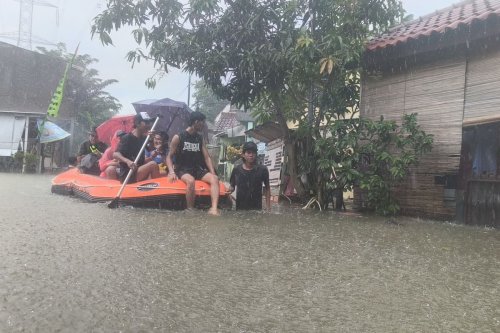 Kisah Suaeb di Banjir Kampung Melayu, Air Naik Usai Maghrib, Kini Bertahan dengan Mi Instan