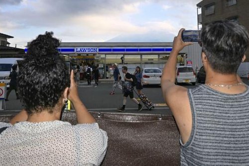 Pagar Baru Dipasang di Depan Lawson Gunung Fuji, Jangan Menyeberang Sembarangan