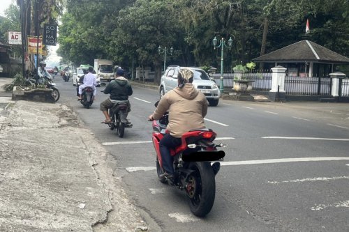 melawan arus, kecelakaan fatal, Melawan arus, keselamatan berkendara, edukasi lalu lintas, Mengapa Melawan Arus Berisiko Tinggi untuk Pengendara Motor