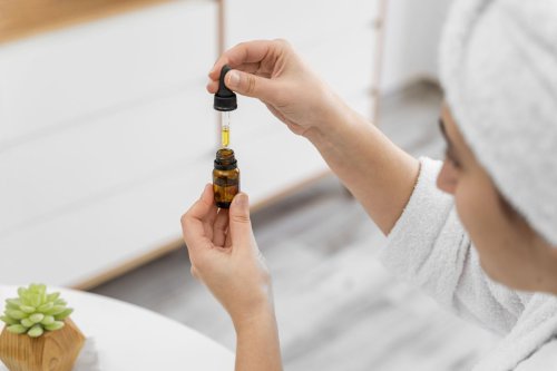 1. Gunakan peeling serum hanya di malam hari, 2. Pakai skincare yang melembapkan setelah eksfoliasi, 3. Hindari penggunaan skincare dengan bahan aktif lainnya, 4. Jangan lupa gunakan sunscreen di siang hari, 5. Gunakan dengan intensitas bertahap, Top 5+ Tips Memakai Peeling Serum untuk Pemula agar Kulit Tidak Iritasi