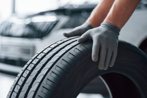 Jangan Asal Pasang, Ini Bahaya Pakai Ban Mobil Biasa untuk Mobil Listrik