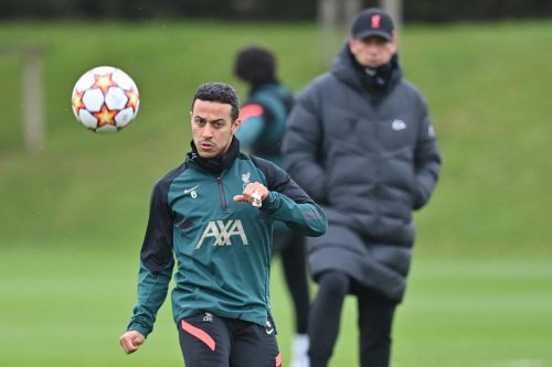 1. &nbsp; &nbsp;Kemampuan Komunikasi, 2. Mampu Mengelola Ruang Ganti, 3. Fokus pada Lini Tengah, 4. Pengalaman Cedera, Alasan Barcelona Datangkan Kembali Thiago Alcantara ke Camp Nou