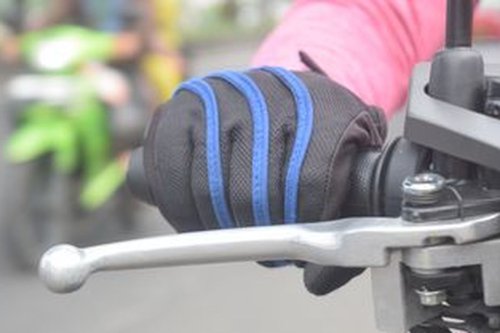 Jangan Asal, Begini Cara Rem Motor Matik yang Benar di Turunan