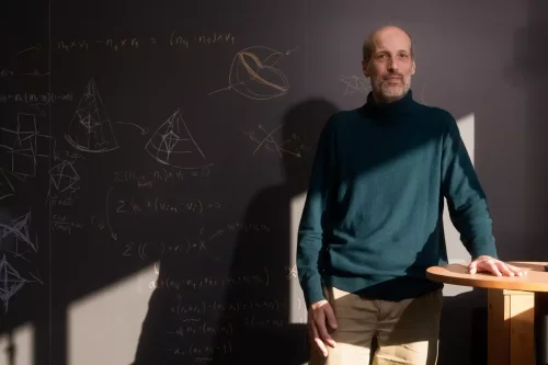 Bermula dari keresahan AI menyingkirkan bidang matematika, Menguji kecerdasan AI lewat soal matematika, AI belum bisa menggantikan matematikawan, Terjebak "Infinite Loop", Profesor Ini Tantang AI Tercerdas Kerjakan Soal Matematika, Jawabannya &ldquo;Asbun&rdquo;
