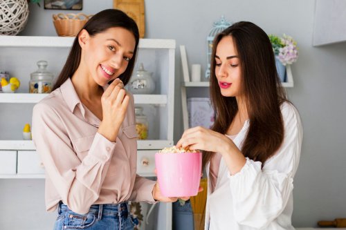 1. Berbagi kebahagiaan kecil secara spontan, 2. Menghadirkan gestur kecil yang konsisten, 3. Menciptakan ritual kecil yang bermakna, 4. Menghormati ritme dan batasan pribadi, 5. Selipkan surat dan catatan tangan, 6. Memberi tanpa bersikap transaksional, 7. Mempersonalisasi bentuk perhatian, 8. Peduli pada tetangga dan lingkungan sekitar, 9. Mengantisipasi kebutuhan orang lain, 10. Menjadi pemecah masalah saat dibutuhkan, 11. Tidak berjanji melebihi kemampuan, 12. Berbicara dengan nada yang hangat, Top 12+ Gestur Sederhana yang Menguatkan Hubungan dengan Sesama