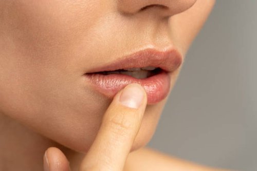 Cara Mengatasi Bibir Kering Saat Puasa Tanpa Membatalkan Ibadah