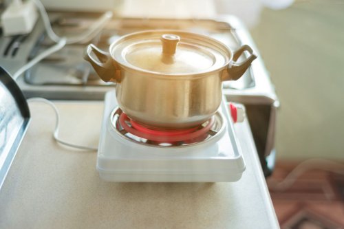 Masak Pakai Rice Cooker Vs Panci Listrik, Mana yang Lebih Boros untuk Anak Kos?