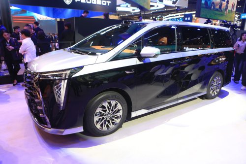 Adu Spesifikasi MPV Premium: GAC E9 PHEV vs Denza D9