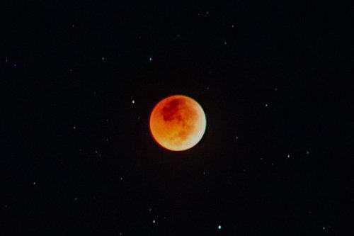 Niat dan Tata Cara Shalat Gerhana Bulan Sendirian Malam Ini