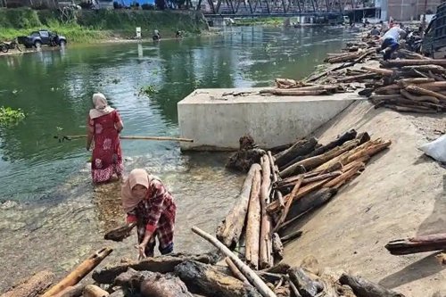 Dapur Hampir Tak Mengepul, Warga Aceh Tengah Andalkan Kayu Sisa Banjir untuk Masak