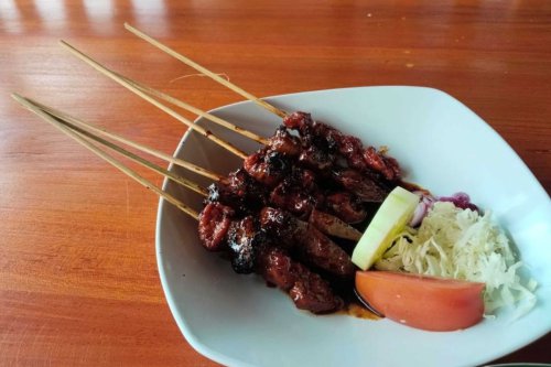 1. Daun pepaya, 2. Air kelapa, 3. Buah nanas, 4. Tepung tapioka atau maizena, 5. Perasan jeruk nipis, 1. Tidak perlu dicuci, 2. Jangan terkena api secara langsung, 3. Potong daging melawan serat, 4. Marinasi, Cara Membuat Sate Kambing Empuk dan Tidak Bau Prengus, Pakai 5 Bahan Ini!