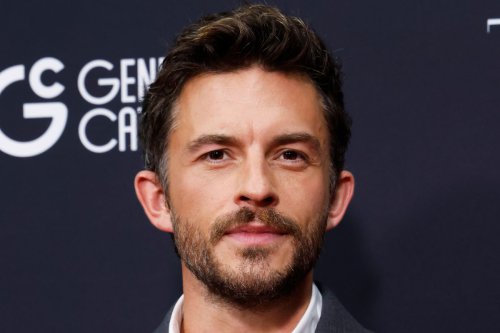 John Krasinski, jonathan bailey, majalah people, Bridgeton, Jonathan Bailey Dinobatkan Jadi Pria Terseksi Dunia 2025