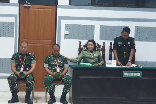 Prajurit TNI Penembak Mati Anak SMP Menangis Minta Dihukum Ringan, Massa Geruduk Sidang