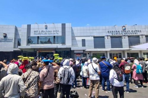 Antrean Panjang SKCK di Surabaya, 1.295 Pemohon Padati Polrestabes dalam Sehari