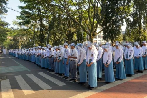 SMAN 8 Malang Tanpa Lapangan, Ratusan Siswa Gelar Upacara HUT ke-80 RI di Jalan
