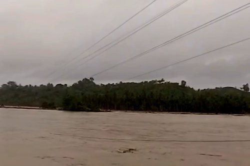 Banjir Meluas di Aceh Timur dan Utara: Warga Bertahan di Atap Rumah, Ribuan Lainnya Mengungsi