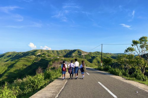 Anak Sekolah dan Jalanan Terindah di Bukit Tanarara Sumba