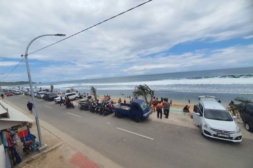 Puluhan Ribu Wisatawan Padati Pantai Gunungkidul, Antrean Mengular di Pantai Drini