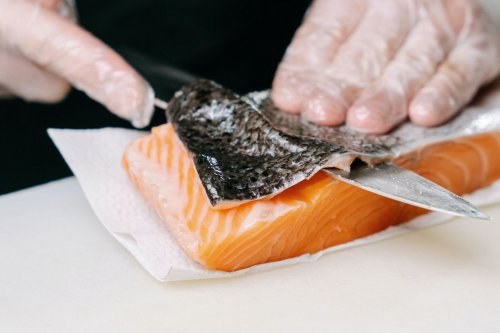 Anak Roro Fitria Alami Food Intolerance, Perlukah Waspada Saat Makan Salmon?
