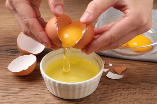 3 Tips Cepat Memisahkan Kuning dan Putih Telur dengan Mudah