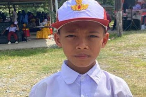 Julian Siswa SD Nagan Raya Panjat Tiang Bendera untuk Sambungkan Tali yang Lepas