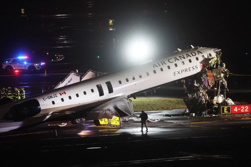 Pesawat Air Canada Tabrak Mobil Damkar di New York, Bandara Ditutup