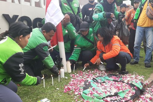 ojek online, Polda DIY, driver ojol, aksi driver ojol, affan kurniawan, Aksi Solidaritas Driver Ojol di Jogja: Pita Hitam, Tabur Bunga, dan Doa Bersama untuk Affan Kurniawan