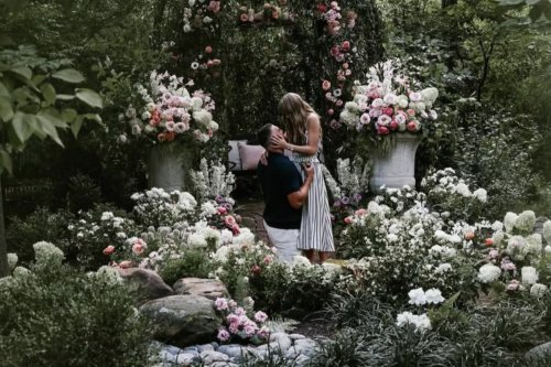Detail Pertunangan Taylor Swift dan Travis Kelce, Romantis di Halaman Rumah