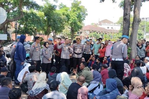 Anak Ira Disebut Jadi Korban Salah Tangkap, Arifan Masih Menunggu Kabar Putranya, Budiarto Khawatirkan Nasib Sang Cucu, Sodikin Tak Bisa Tidur Tunggu Kabar Sang Keponakan, Polda Jateng Fasilitasi Pertemuan Orang Tua dan Anak yang Ditahan, Sebut Akan Ada Arahan
